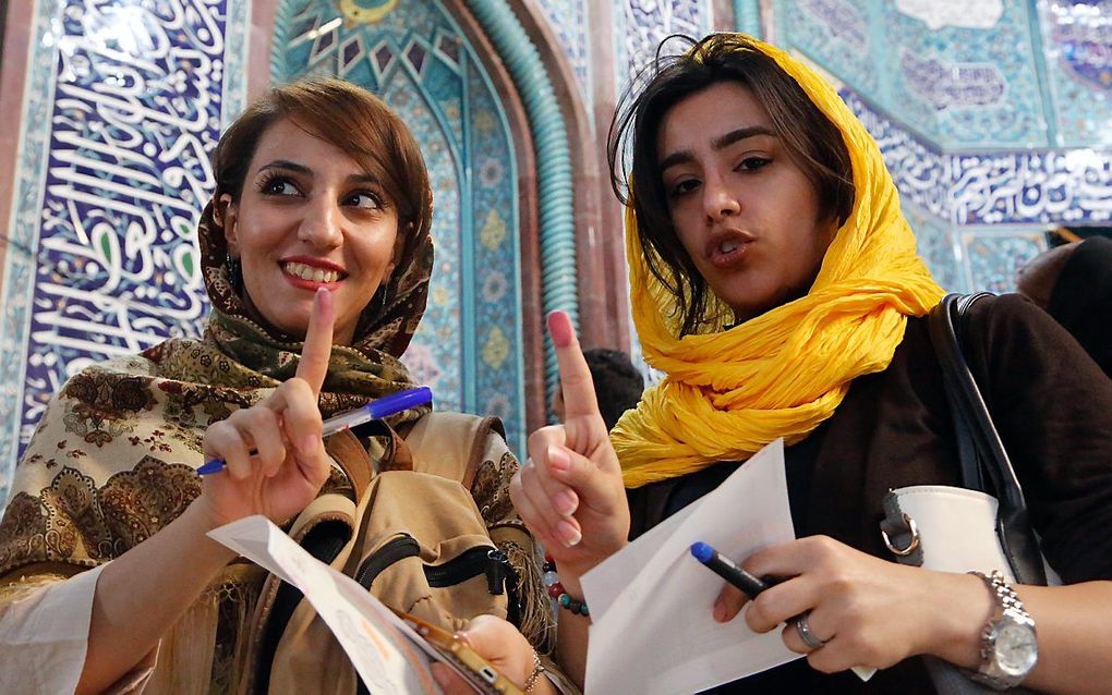 Iraanse vrouwen stemmen vrijdag in Teheran. beeld EPA