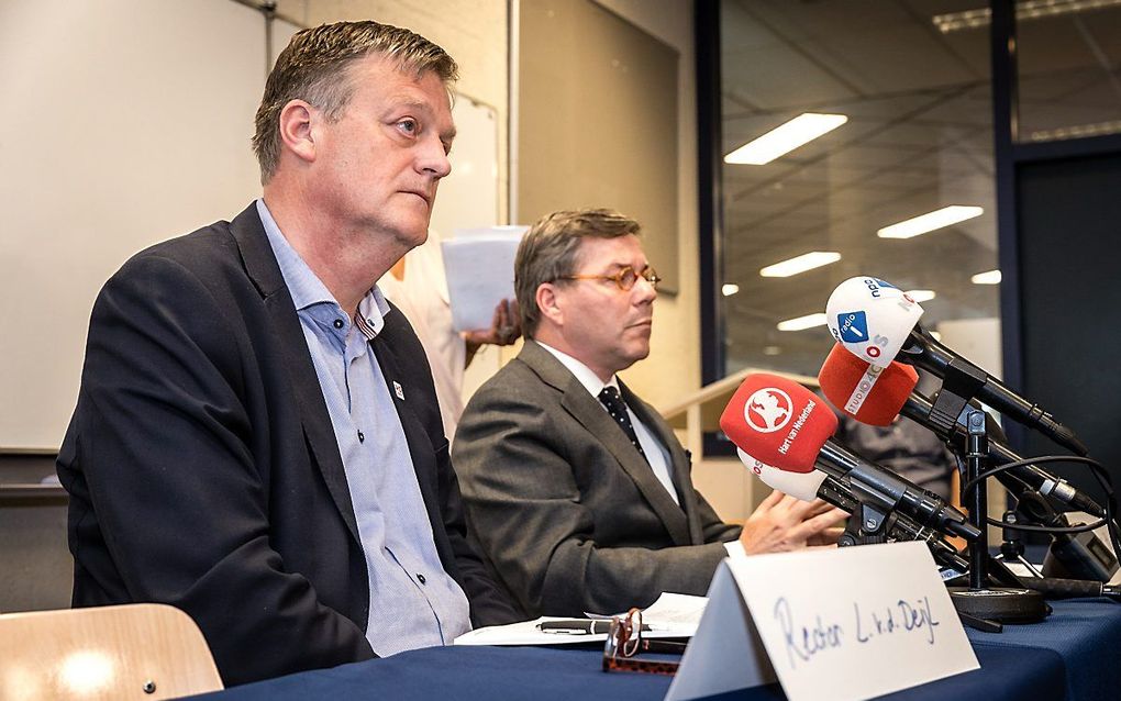 Rector Leenderd van der Deijl (l.) van het Strabrecht College en burgemeester Berry Link van de gemeente Geldrop-Mierlo tijdens de persconferentie over het busongeval in Frankrijk. Scholieren van de school zijn tijdens een schoolreis naar Londen betrokken