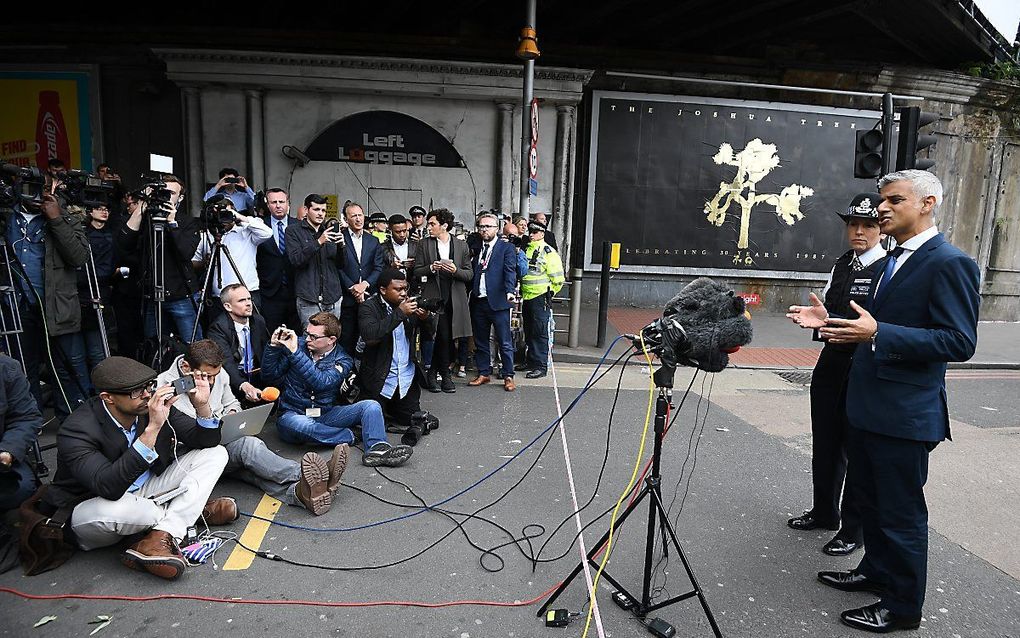 Khan staat de pers te woord na de aanslagen. beeld EPA