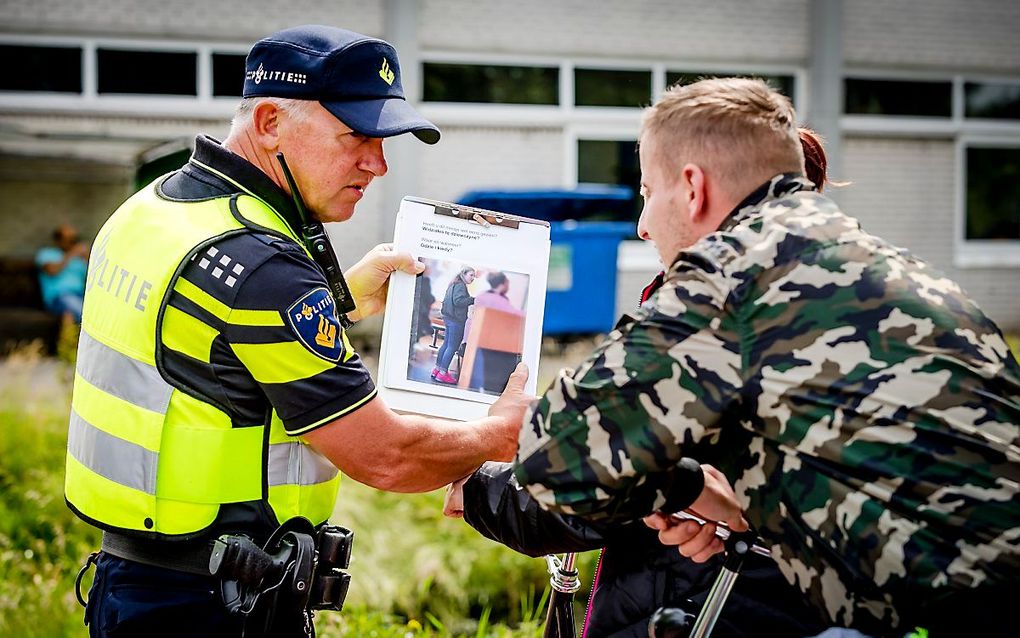 Politie deelt flyers uit bij de vindplaats van het lichaam van Savannah. beeld ANP