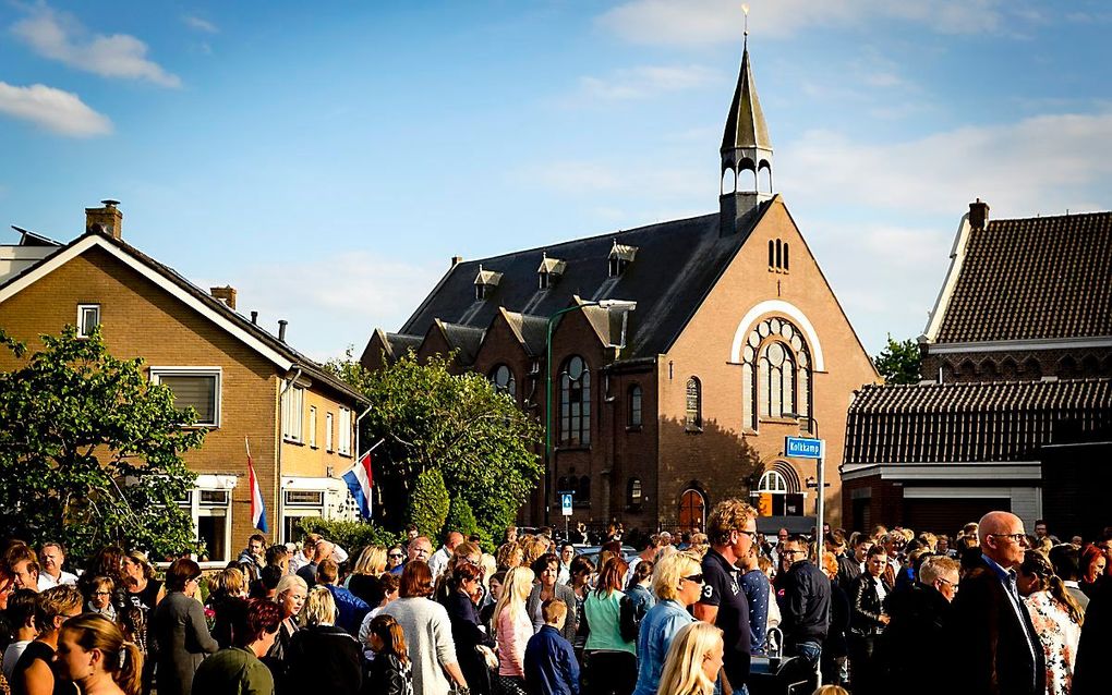 Mensen verzamelen zicht donderdagavond in Bunschoten. beeld ANP