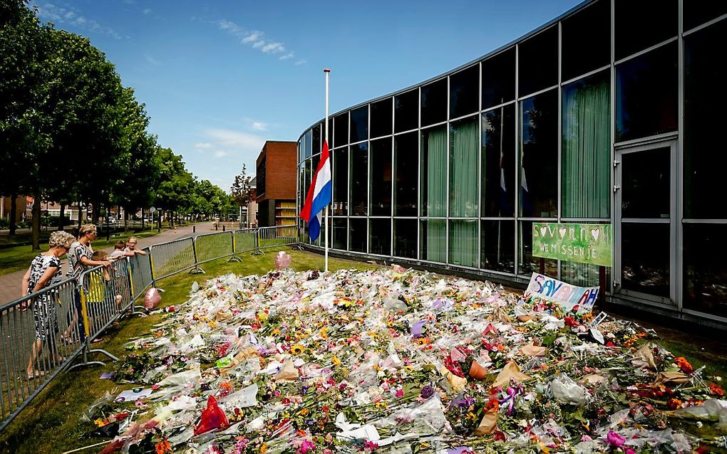 Bij het Oostweide College ligt een bloemenzee ter nagedachtenis aan de om het leven gebrachte leerling Savannah.  beeld ANP