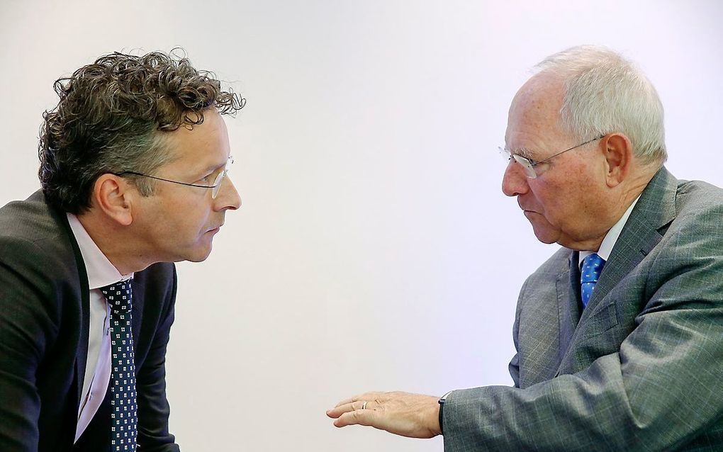 Dijsselbloem (links) en zijn Duitse collega Schaeuble bijeen in Luxemburg. beeld EPA