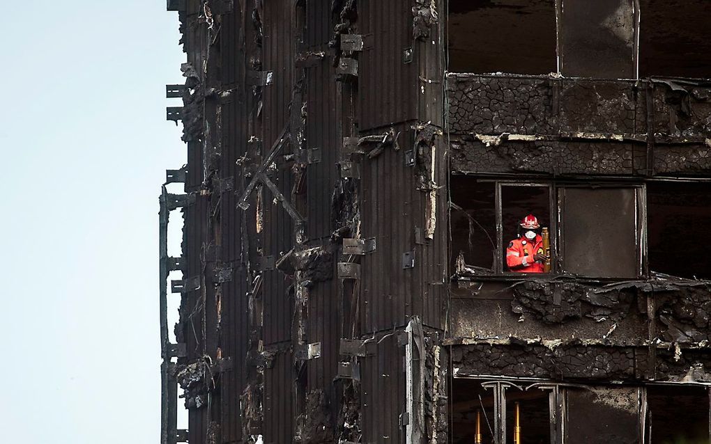 Onderzoek in de toren in Londen. beeld EPA