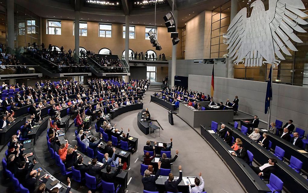 De Bondsdag stemde vrijdag met een ruime meerderheid voor het mogelijk maken van het homohuwelijk. beeld EPA