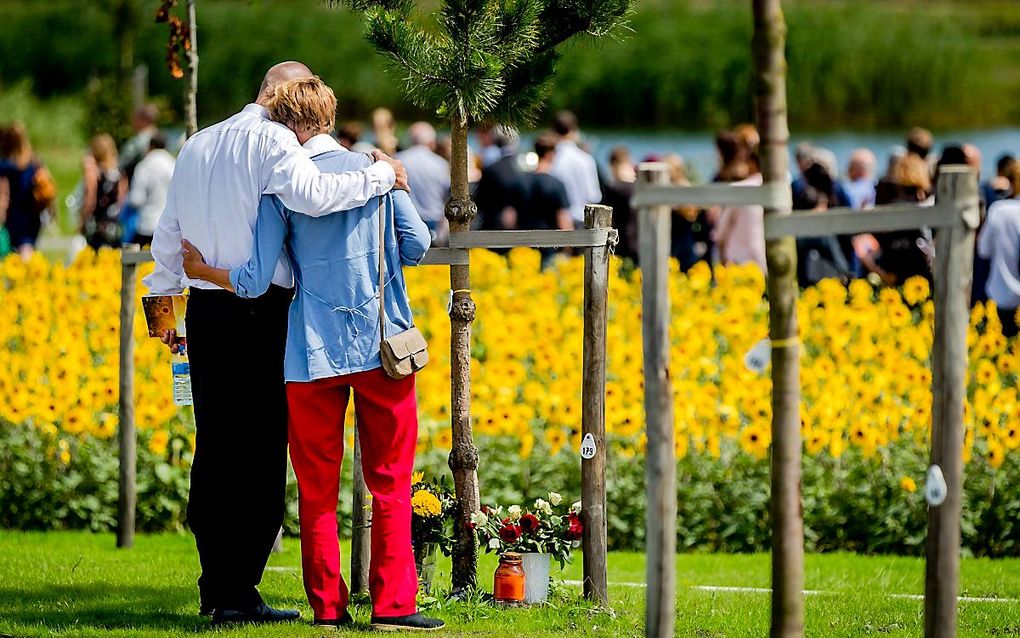 Nabestaanden van de slachtoffers van de vliegramp met de MH17 tijdens de onthulling van het Nationaal Monument MH17.  beeld ANP