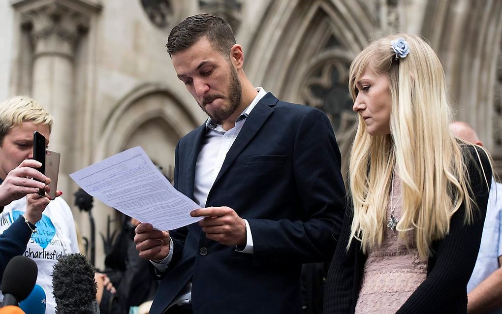 De ouders van de Engelse baby Charlie Gard willen de laatste dagen met hun doodzieke kind thuis doorbrengen. Chris Gard en Connie Yates staan vermoedelijk dinsdagmiddag weer voor de rechter. beeld AFP