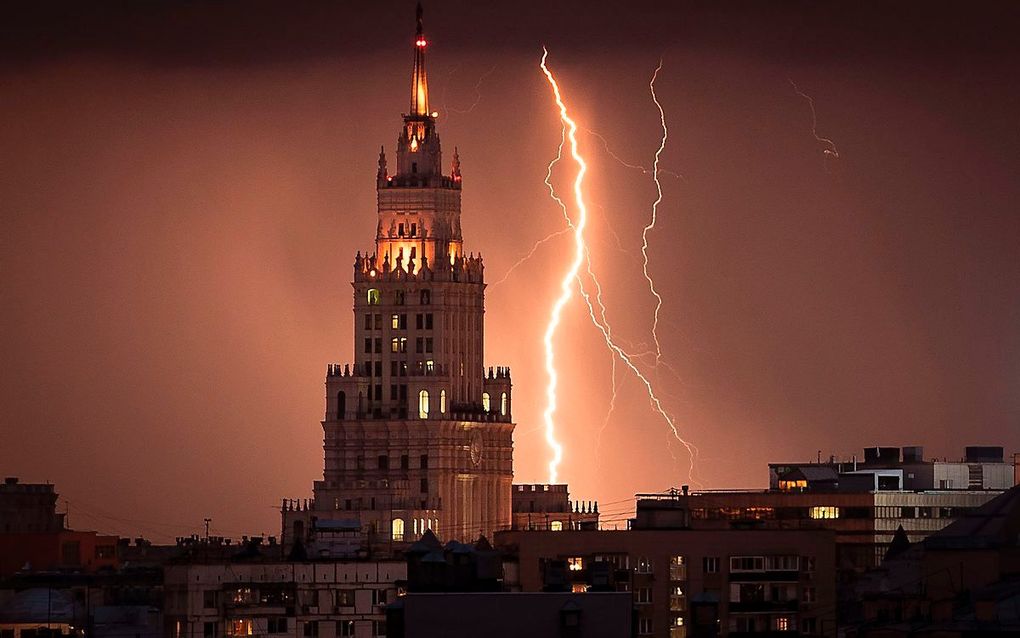 Onweersbui boven Moskou. beeld AFP