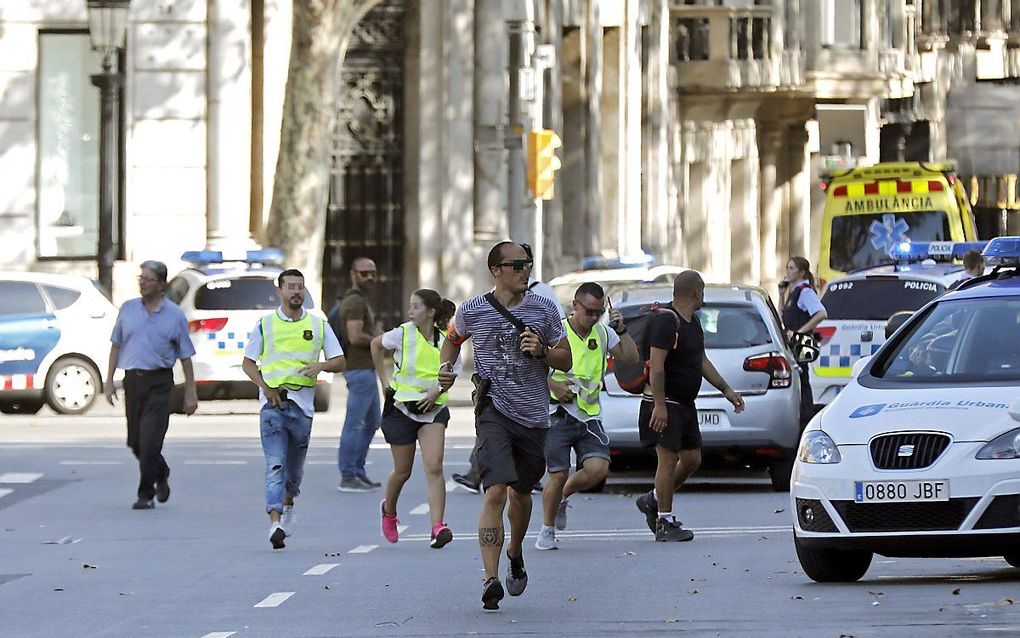 Paniek na de aanslag in Barcelona. beeld EPA