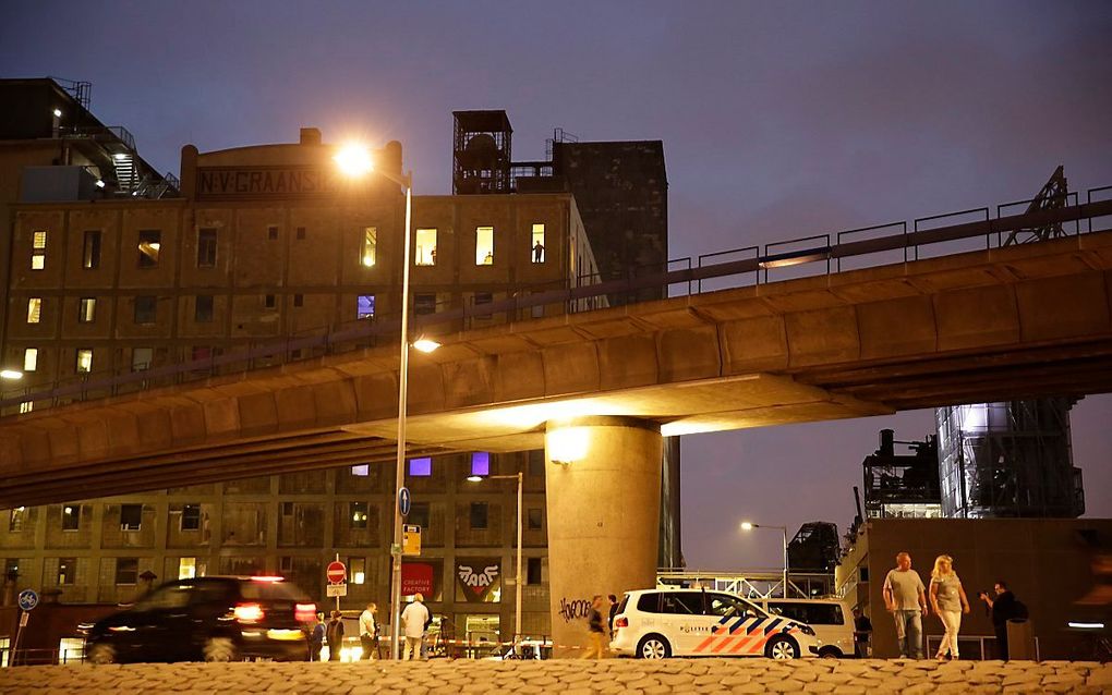 Politie grendelt de evenementenhal Maassilo af in verband met een terreurdreiging. beeld ANP