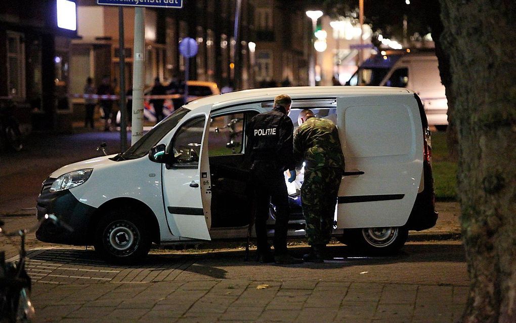 Het witte busje wordt onderzocht. beeld ANP