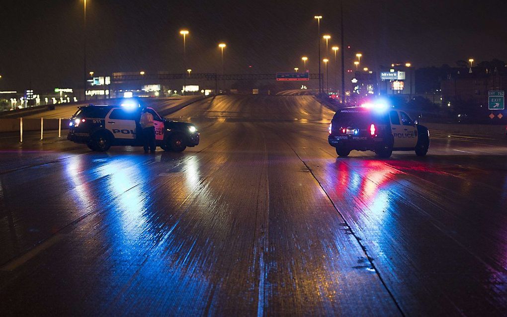 De politie blokkeert ondergelopen delen van Houston. beeld AFP