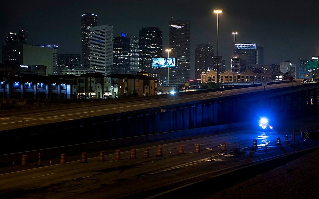 De politie in Houston controleert of iedereen zich aan de avondklok houdt. beeld AFP