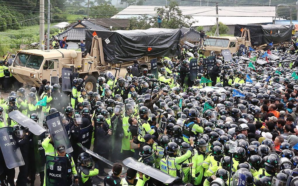 Protest tijdens het transport van het THAAD-systeem. beeld EPA