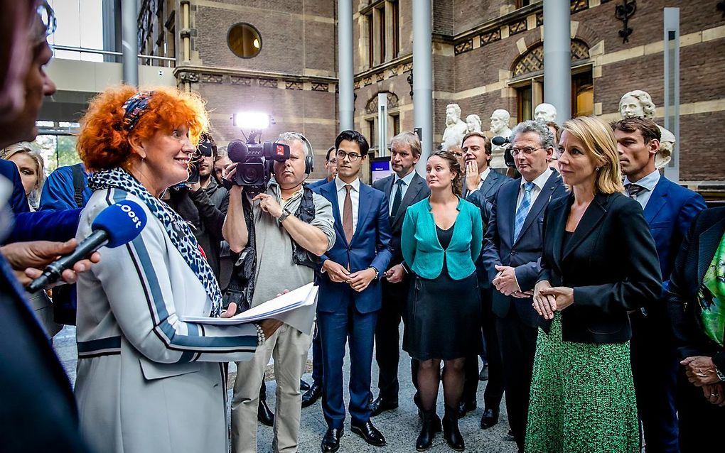 Actiegroep biedt petitie aan in de Tweede Kamer. beeld ANP