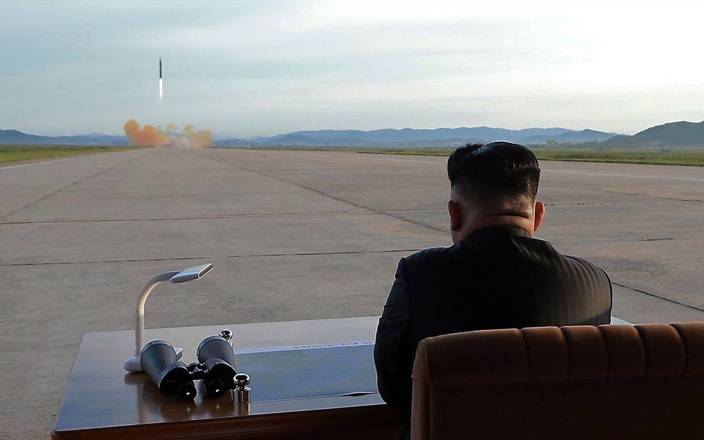 Kim Jong Un is aanwezig bij een rakettest. beeld EPA