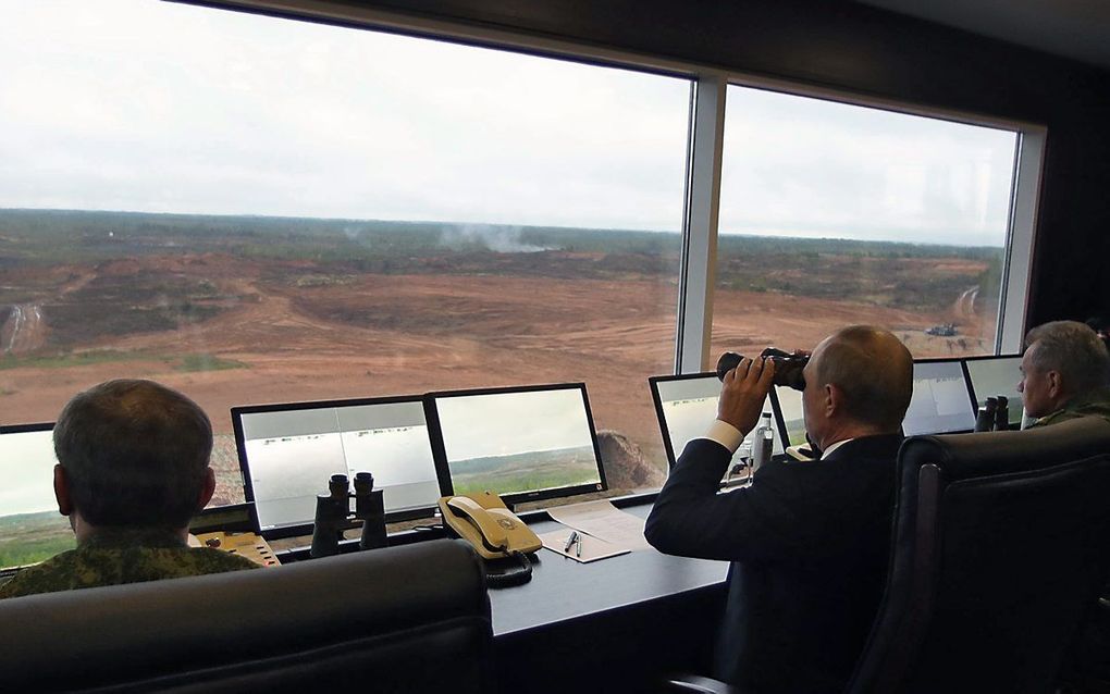 Poetin bekijkt een oefening van het Russiche leger. beeld AFP