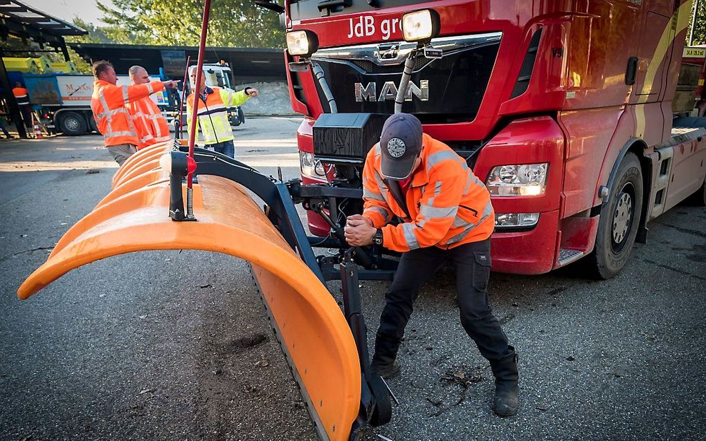 Rijkswaterstaat is begonnen met het testen en winterklaar maken van het wintermaterieel dat gebruikt wordt bij strooiwerkzaamheden. beeld ANP