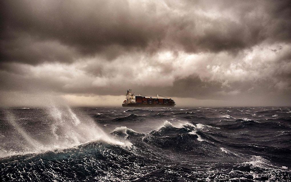 Een vrachtschip voor de kust van Malta tijdens een storm. beeld AFP