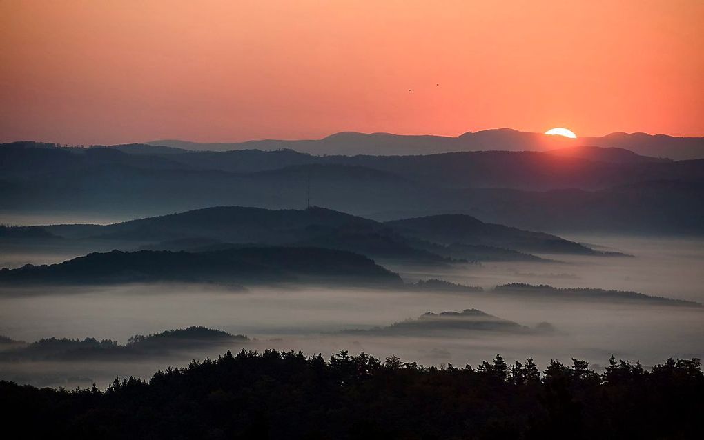 Zonsopgang in Cered, Hongarije. beeld EPA