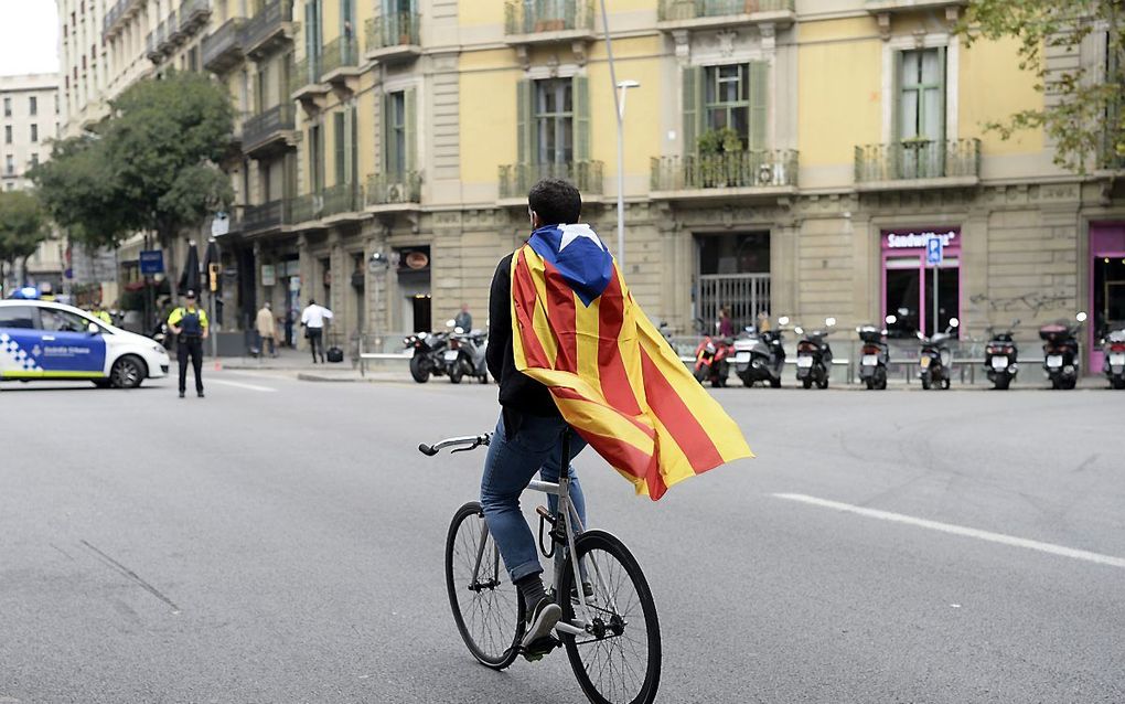 Een man met Catalaanse vlag in Barcelona. beeld AFP