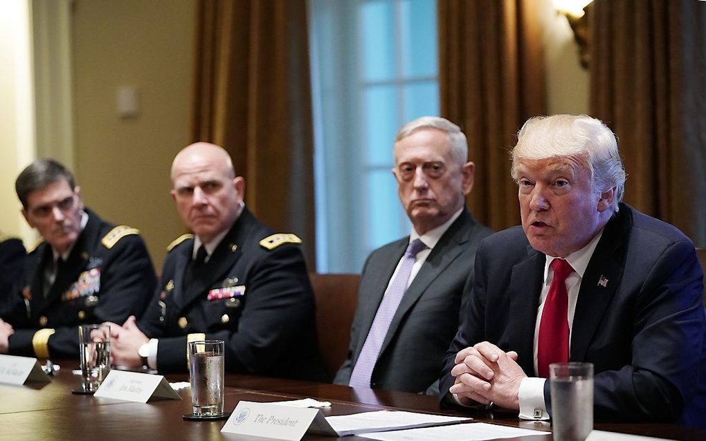 De Amerikaanse president Donald Trump heeft donderdagavond een onheilspellende boodschap afgegeven. Tijdens een fotomoment met hoge militairen suggereerde hij dat er sprake is van „stilte voor de storm”. beeld AFP