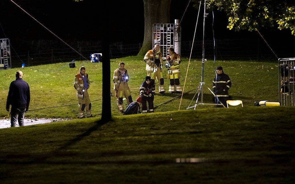 Brandweer pompt de vijver leeg bij het Blookerpark bij Huis ter Heide. In de vijver is een fiets gevonden die volgens de politie erg lijkt op die van de vermiste Anne Faber. beeld ANP