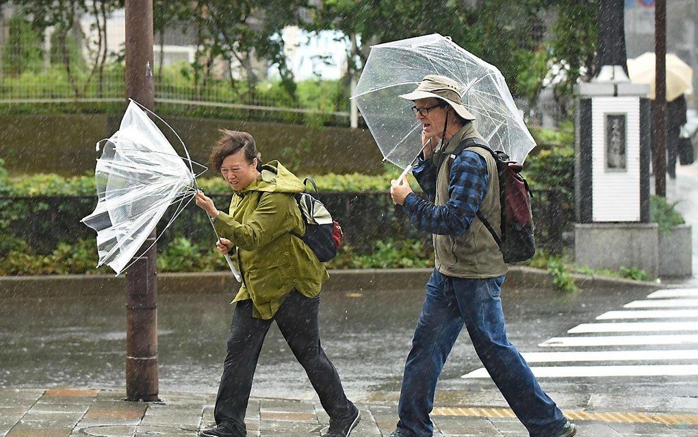 Orkaan Lan zorgt in Japan voor overlast. beeld AFP