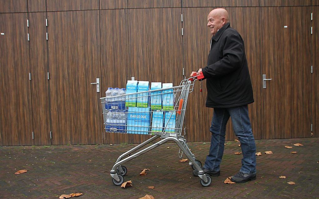 Een man slaat water in. beeld ANP