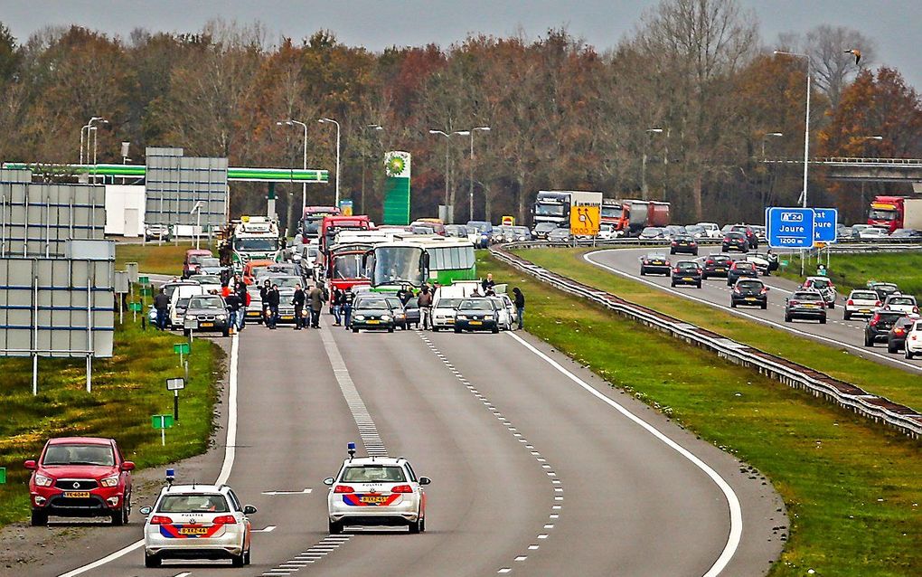 Anti-Pietbetogers worden tegengehouden. beeld ANP