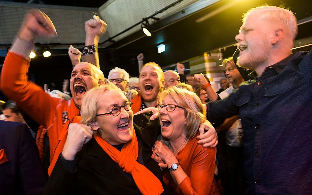 Lutz Jacobi van de PvdA juicht bij het bekendmaken van de uitslag van de herverdelingsverkiezingen van zeven Friese gemeenten. beeld ANP