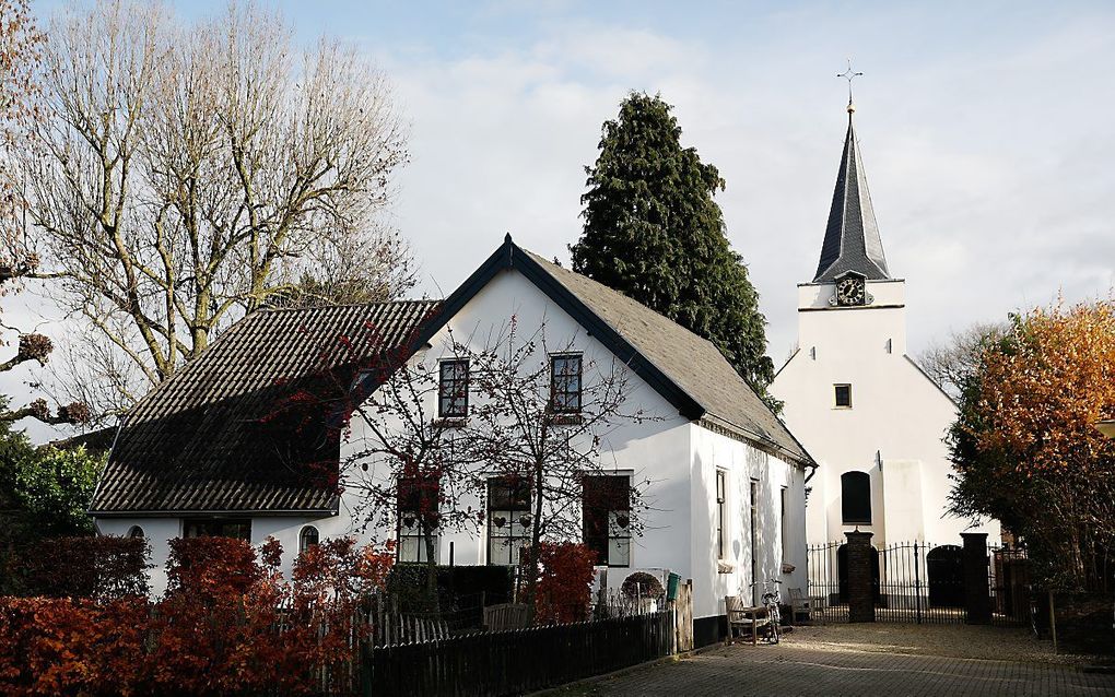 Exterieur van de protestantse kerk in Rhenoy. beeld ANP