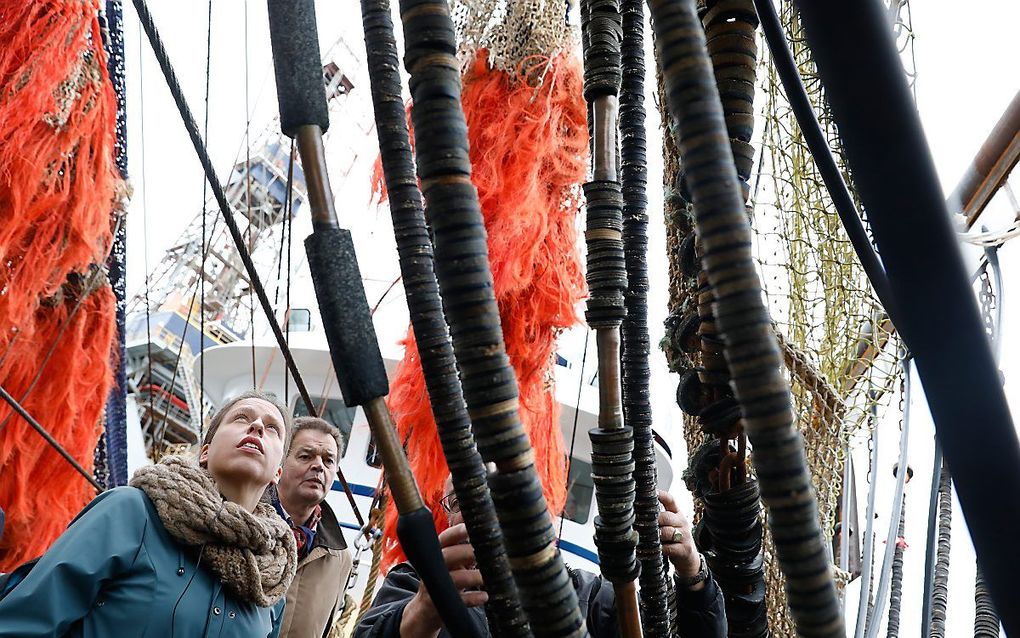 Minister Carola Schouten van Landbouw, Natuur en Voedselkwaliteit aan boord van een viskotter tijdens een werkbezoek aan de visserij. beeld ANP