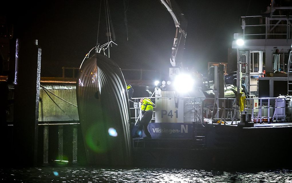 Het bootje wordt uit het water gehaald. beeld ANP