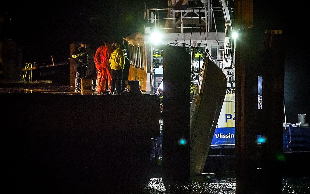 Berging van het bootje van de vissers. beeld ANP