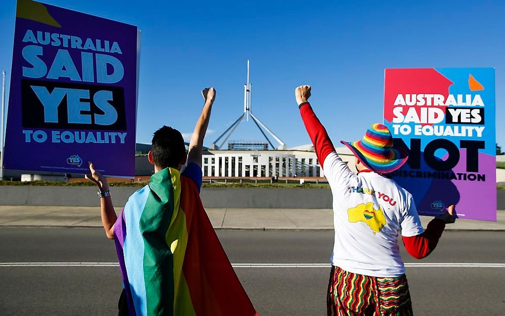 Voorstanders van het homohuwelijk vieren feest in Canberra. beeld AFP