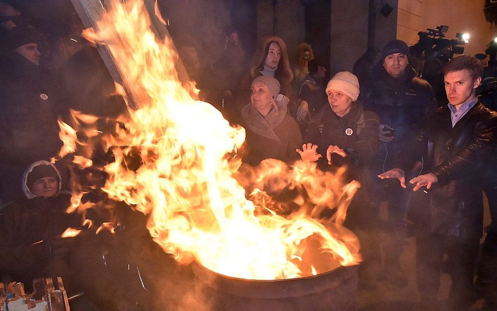 Aanhangers van Saakasjvili in de nacht naar zaterdag voor de gevangenis. beeld AFP