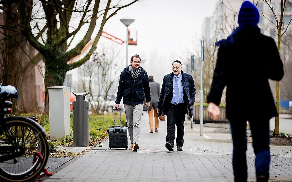 Advocaat Herman Loonstein (R) van Daniel Baron, eigenaar van het Israelische restaurant HaCarmel, komt aan bij de rechtbank. beeld ANP