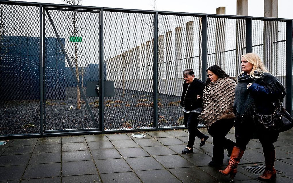 Moeder en zus van Mitch Henriquez, voor aanvang van de uitspraak. beeld ANP