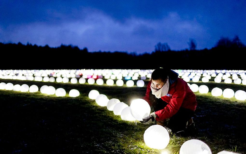 KWF Kankerbestrijding plaatste eind 2017 duizenden lampionnen bij Lunteren om aandacht te vragen voor mensen die te maken hebben met kanker. beeld ANP