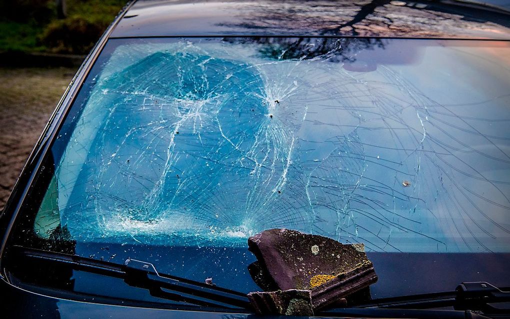 Storm met zware windstoten leidde zondag tot schade door onder andere rondvliegende dakpannen. beeld ANP, Robin Utrecht