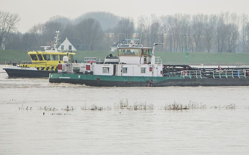 Vastgelopen olietanker bij Pannerden. beeld ANP