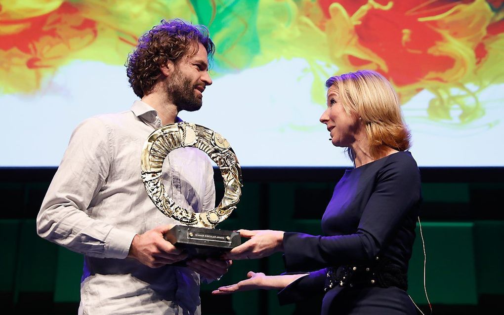 Staatssecretaris Stientje van Veldhoven overhandigt de Circular Award 2018 aan Joost de Kluijver van Closing the Loop. beeld ANP