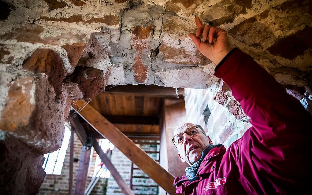 Bouwkundig expert Jur Bekooy in de vrijstaande monumentale toren bij een kerk in Zeerijp die is beschadigd door de zware aardbeving. beeld ANP