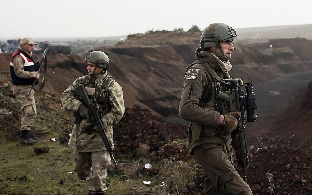 Turkse soldaten steken de grens over. beeld EPA