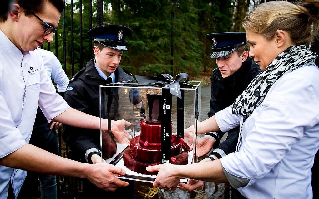 De bakkers van banketbakkerij Landwaart uit Maartensdijk bezorgden woensdag een speciale verjaardagstaart op kasteel Drakensteyn, waar prinses Beatrix haar tachtigste verjaardag vierde. beeld ANP