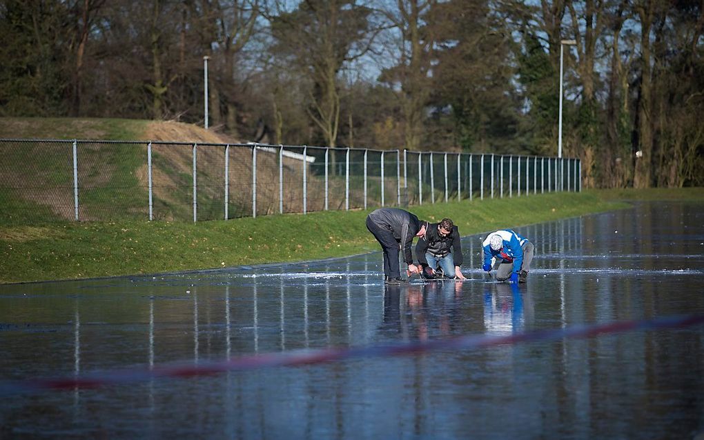 Controle van een ijsbaan bij Arnhem. beeld ANP