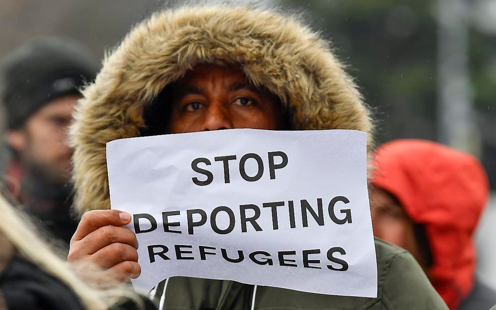 Een demonstrant in Geneve, bij het hoofdkantoor van de Verenigde Naties protesteert tegen de dreigende uitzetting van Afrikanen door Israel. beeld EPA