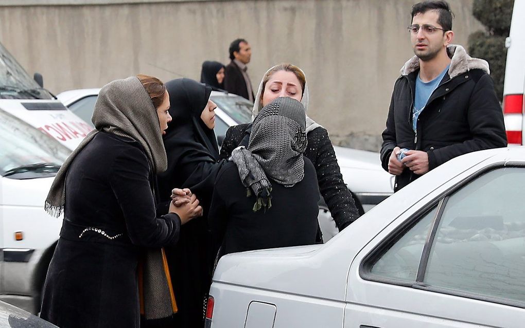 Familieleden van omgekomen passagiers in Teheran. beeld EPA