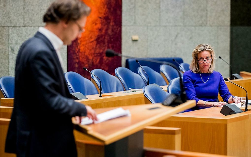 Ronald van Raak (SP) en Kajsa Ollongren, minister van Binnenlandse Zaken, tijdens het debat over de intrekking van de Wet raadgevend referendum. beeld ANP